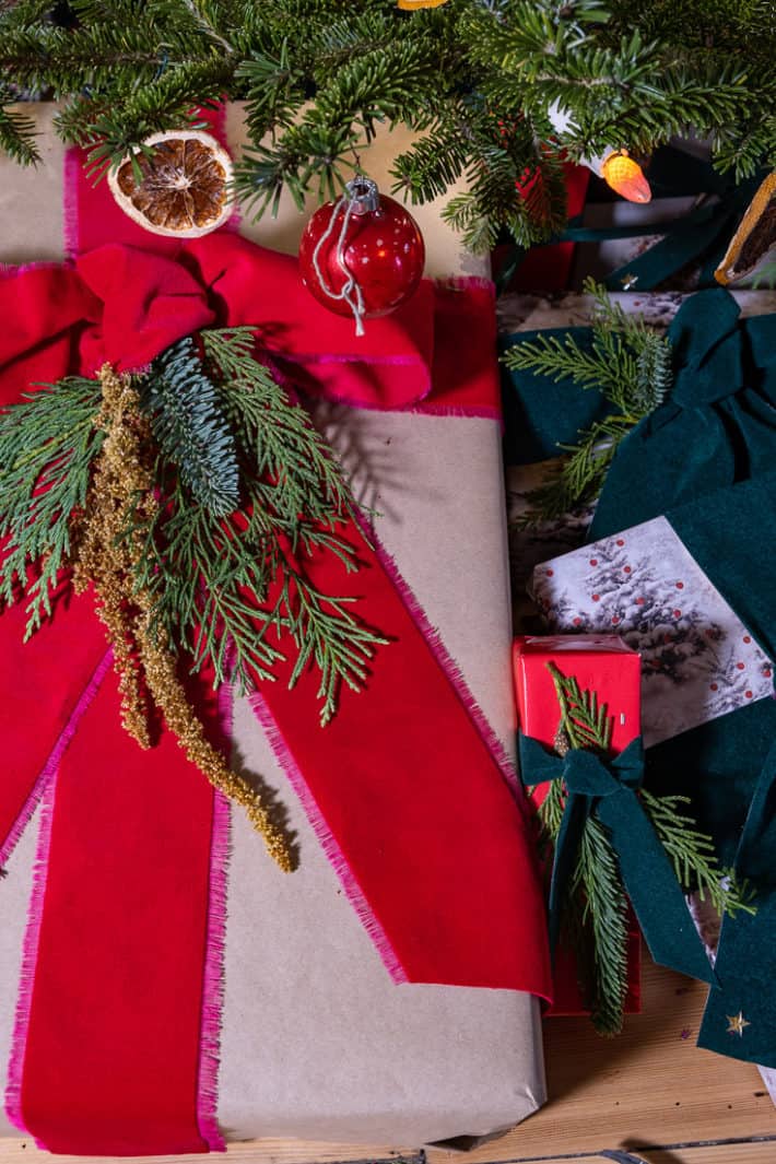 Bold Velvet Bows: Material Contrast Bold Velvet Bows: Material Contrast — Christmas Gift Wrapping