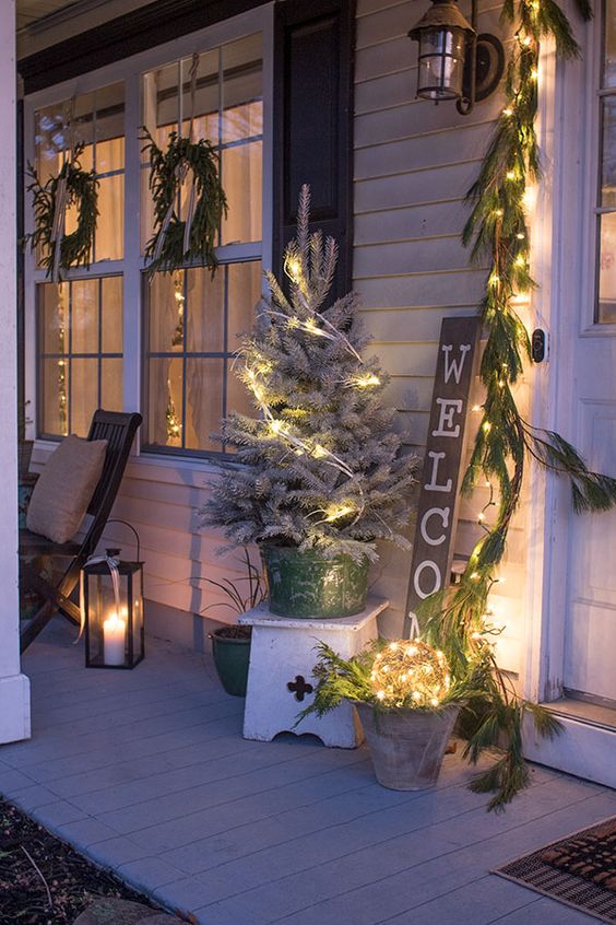 68 Comfy Rustic Outdoor Christmas Décor Ideas - DigsDigs