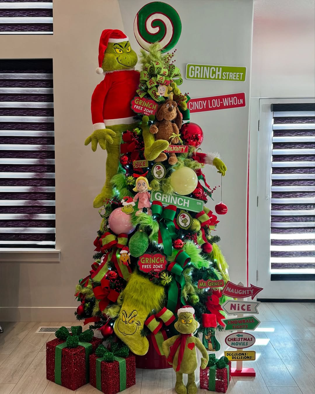 35 Grinch Christmas Decor Ideas Neighbors Will Be Mad They Didn't Think of First