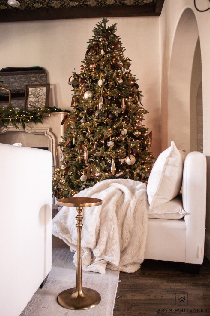 Neutral Living Room Christmas Tree with Modern Touches Neutral Living Room Christmas Tree with Modern Touches — Glam Christmas Tree