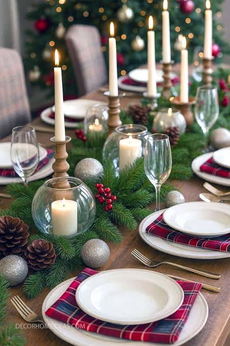 Traditional Christmas Dining Table with Plaid Napkins and Candlesticks — Christmas Dining Room Decor