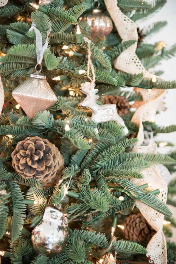 Close-Up Rustic Farmhouse Tree Vignette — Rustic Christmas Tree