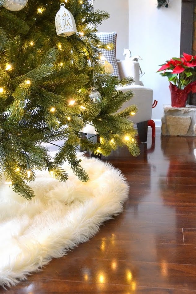 Cozy White Faux Fur Tree Skirt Reflecting Warm Lights — Christmas Tree Skirt