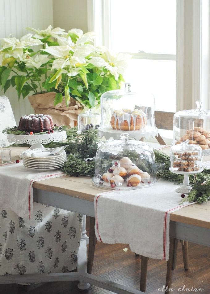 Farmhouse Style Dessert Table with Bundt Cakes Under Glass Domes Farmhouse Style Dessert Table with Bundt Cakes Under Glass Domes — Christmas Dessert Table