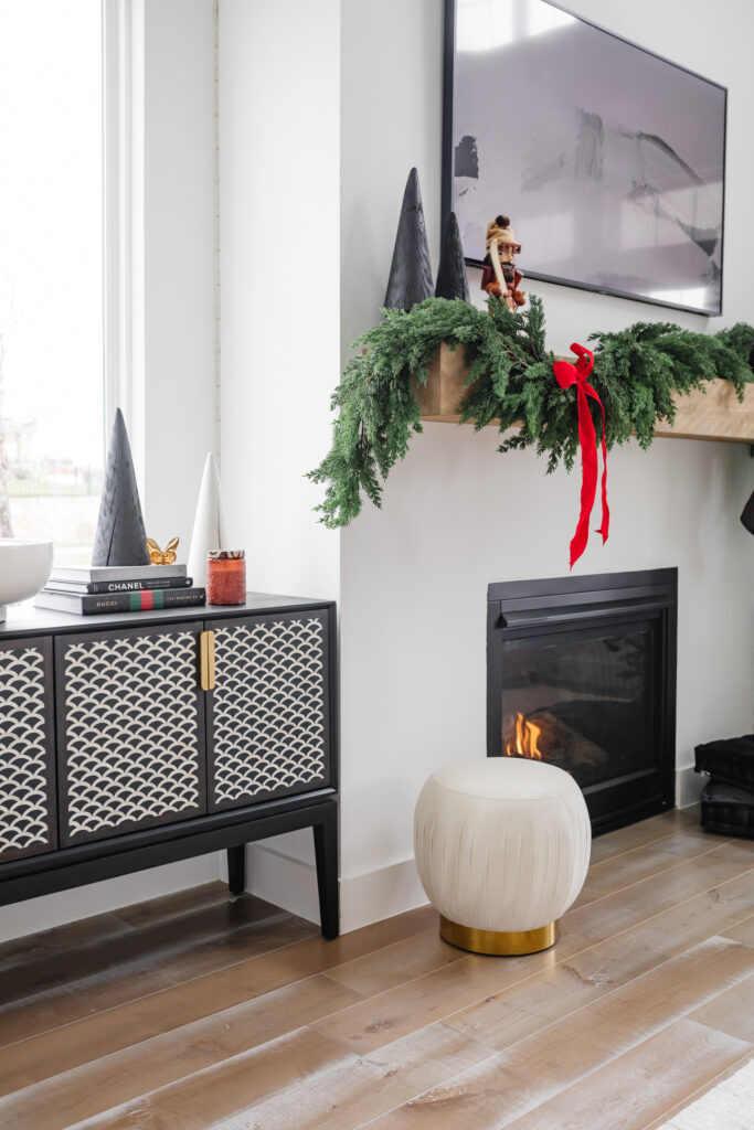 Modern Living Room with Black and White Cabinet and Festive Garland — Modern Christmas Decor