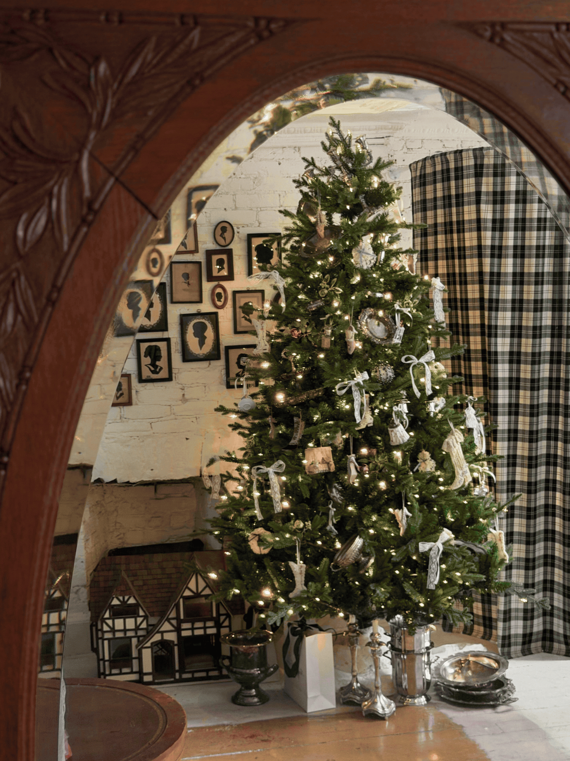 Traditional Living Room with White and Silver Ornaments — Christmas Tree Decorating