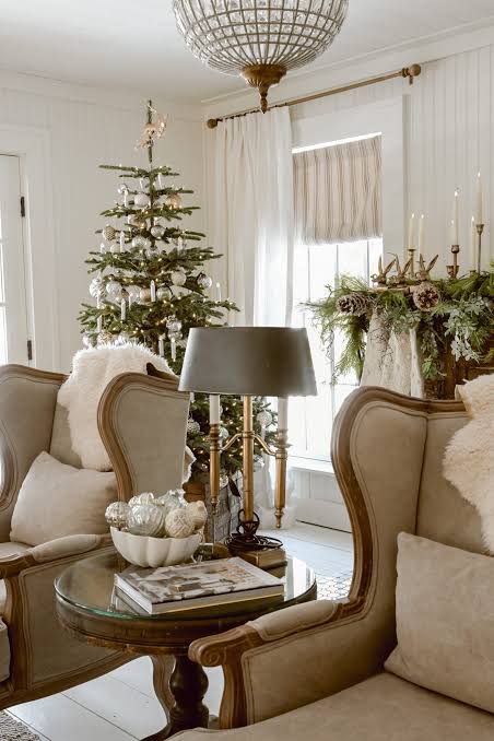 Serene Living Room with Subtly Decorated Christmas Tree Serene Living Room with Subtly Decorated Christmas Tree — Traditional Christmas Decor