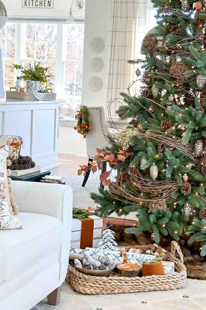 Natural Elements Adorn a Farmhouse Christmas Tree