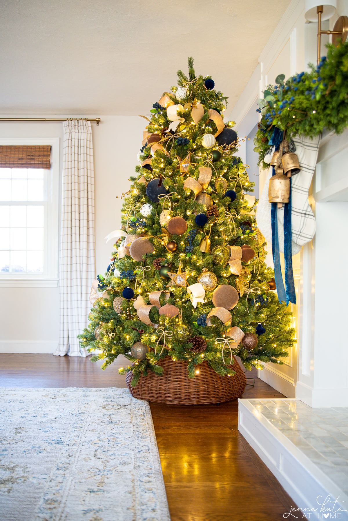 Adorn a Christmas tree with gold, navy, and brown ornaments Adorn a Christmas tree with gold, navy, and brown ornaments — Gold Christmas Decor
