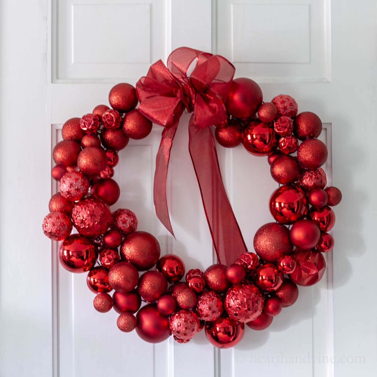 Monochromatic Red Ornament Wreath on a White Door Monochromatic Red Ornament Wreath on a White Door — DIY Christmas Wreath