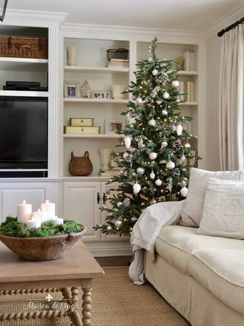 Farmhouse Living Room with a Decorated Christmas Tree Farmhouse Living Room with a Decorated Christmas Tree — Simple Christmas Decor