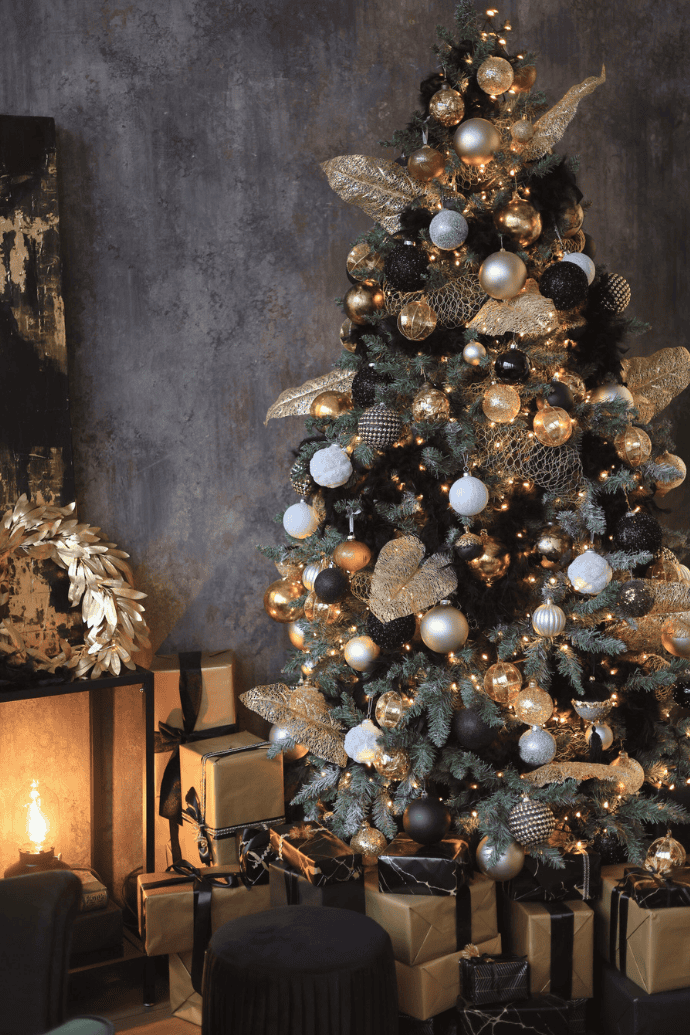 Luxe Black Christmas Tree with Gold Leaf Embellishments Luxe Black Christmas Tree with Gold Leaf Embellishments — Black and Gold Christmas Tree
