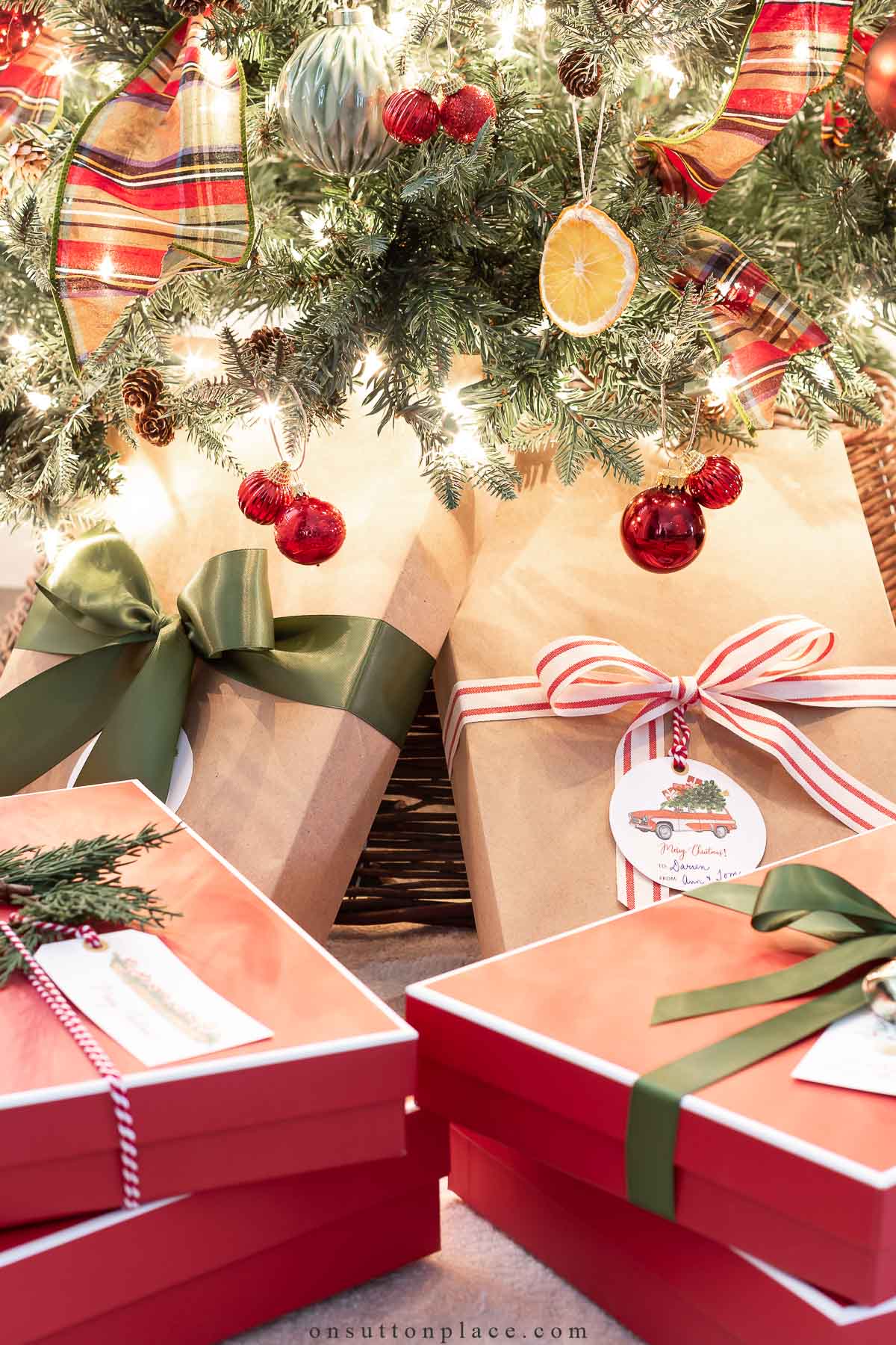 Classic Red and Kraft: Timeless Palette Classic Red and Kraft: Timeless Palette — Christmas Gift Wrapping