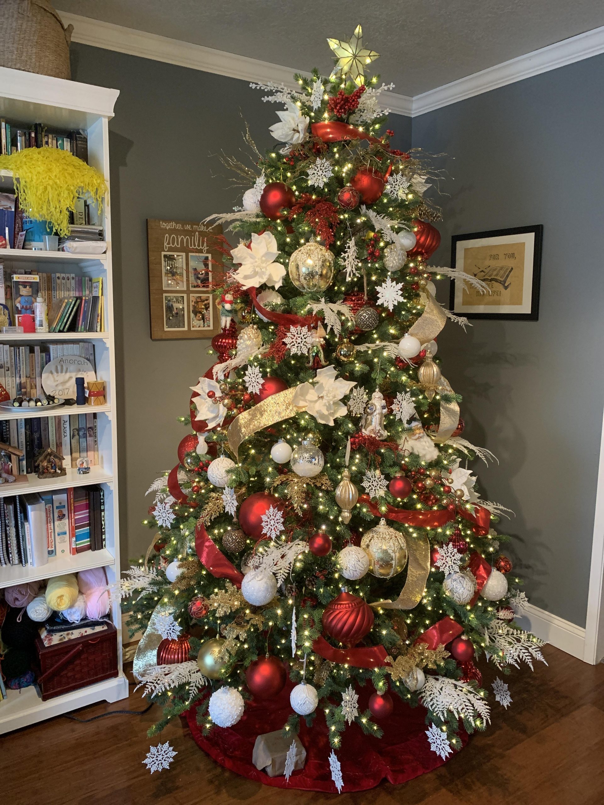 Classic Red, White, and Gold Christmas Tree Classic Red, White, and Gold Christmas Tree — Christmas Tree Color Schemes