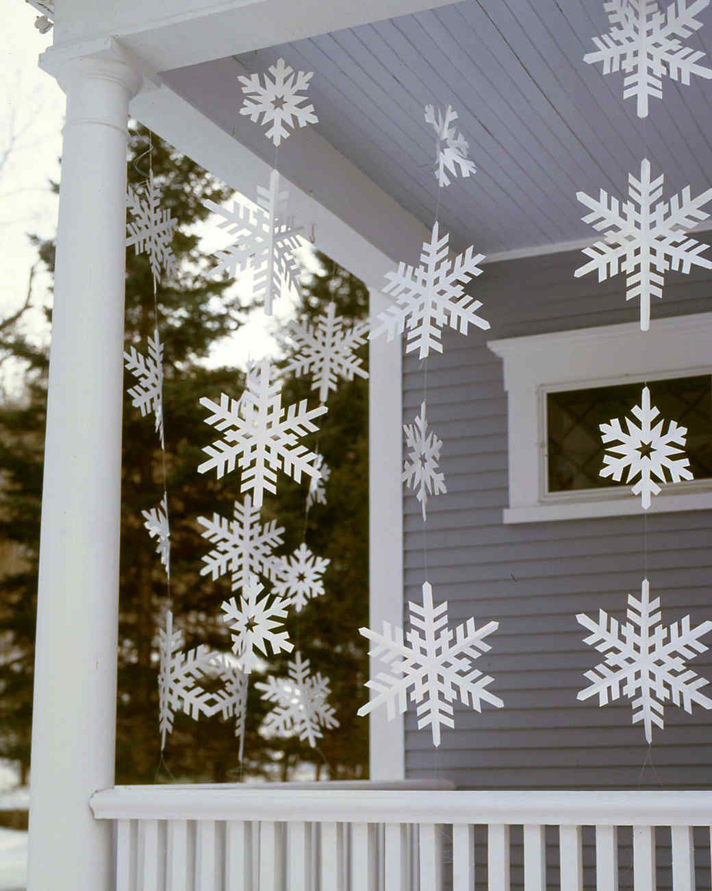Minimalist Porch Decor with Hanging White Paper Snowflake Garlands — Simple Christmas Outdoor Decor