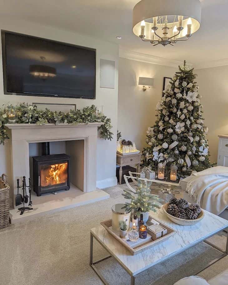 Marble Coffee Table with Candles and Greenery Marble Coffee Table with Candles and Greenery — Christmas Coffee Table Decor