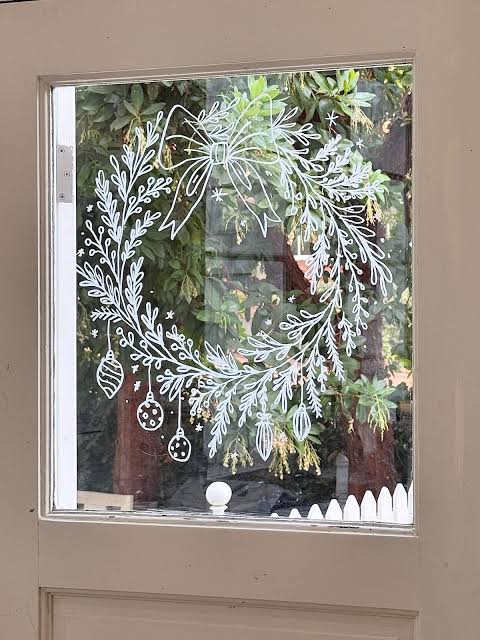 Whimsical White Line Drawing of a Wreath on a Window Pane — Christmas Window Wreaths