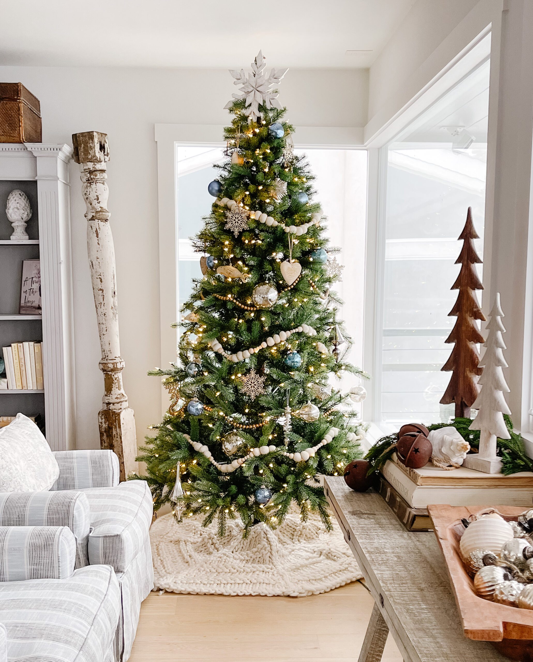 Farmhouse Living Room with a Striking Christmas Tree Farmhouse Living Room with a Striking Christmas Tree — Christmas Decor