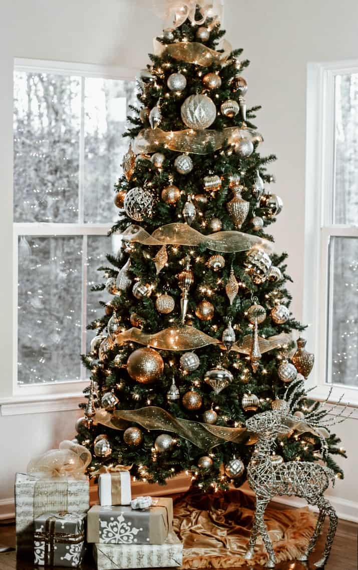 Elegantly Decorated Christmas Tree with Gold and Silver Baubles Elegantly Decorated Christmas Tree with Gold and Silver Baubles — Ornament Christmas Tree