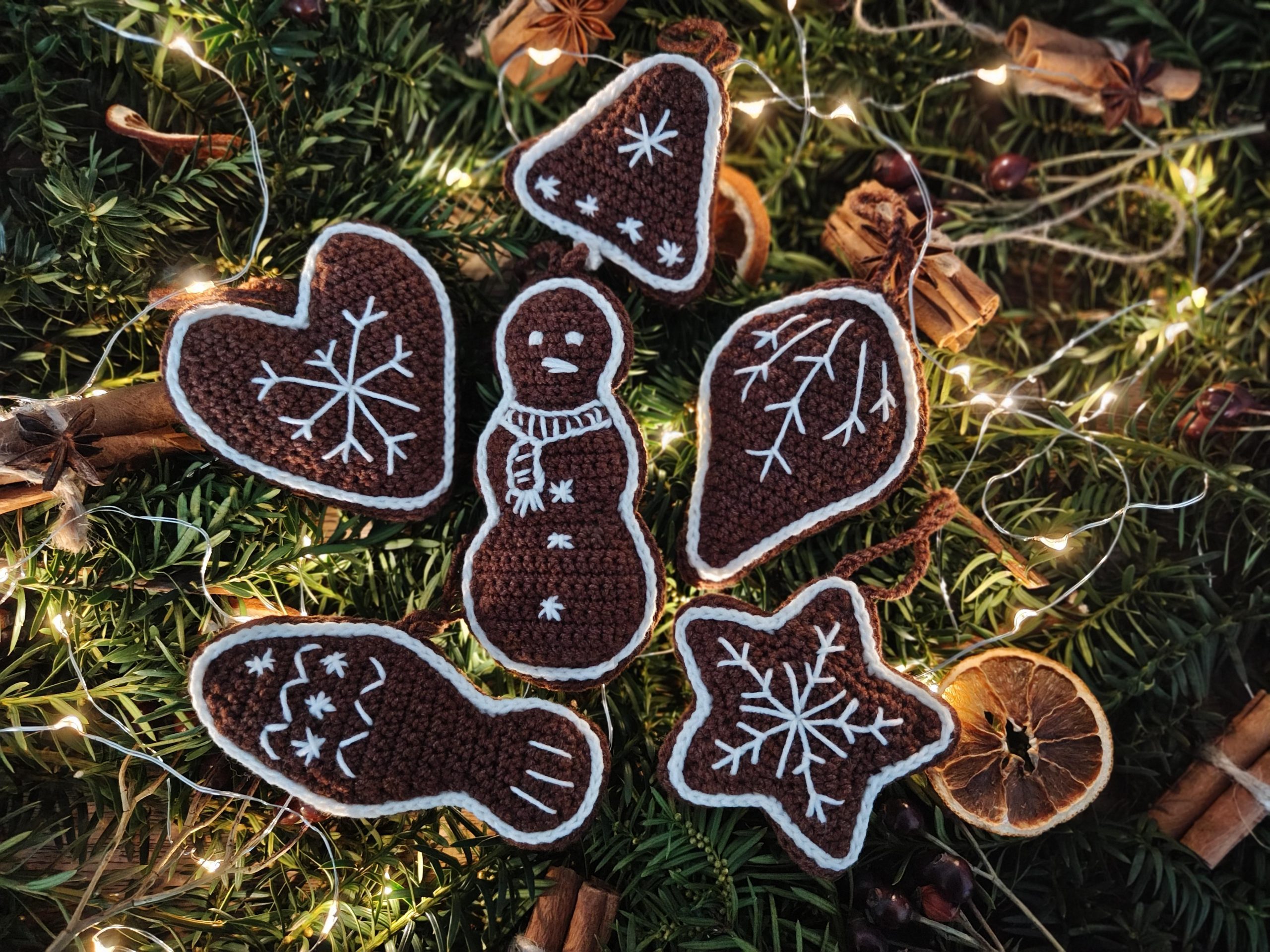 Rustic Christmas Vignette with Crocheted Gingerbread Ornaments — Gingerbread Christmas Decor