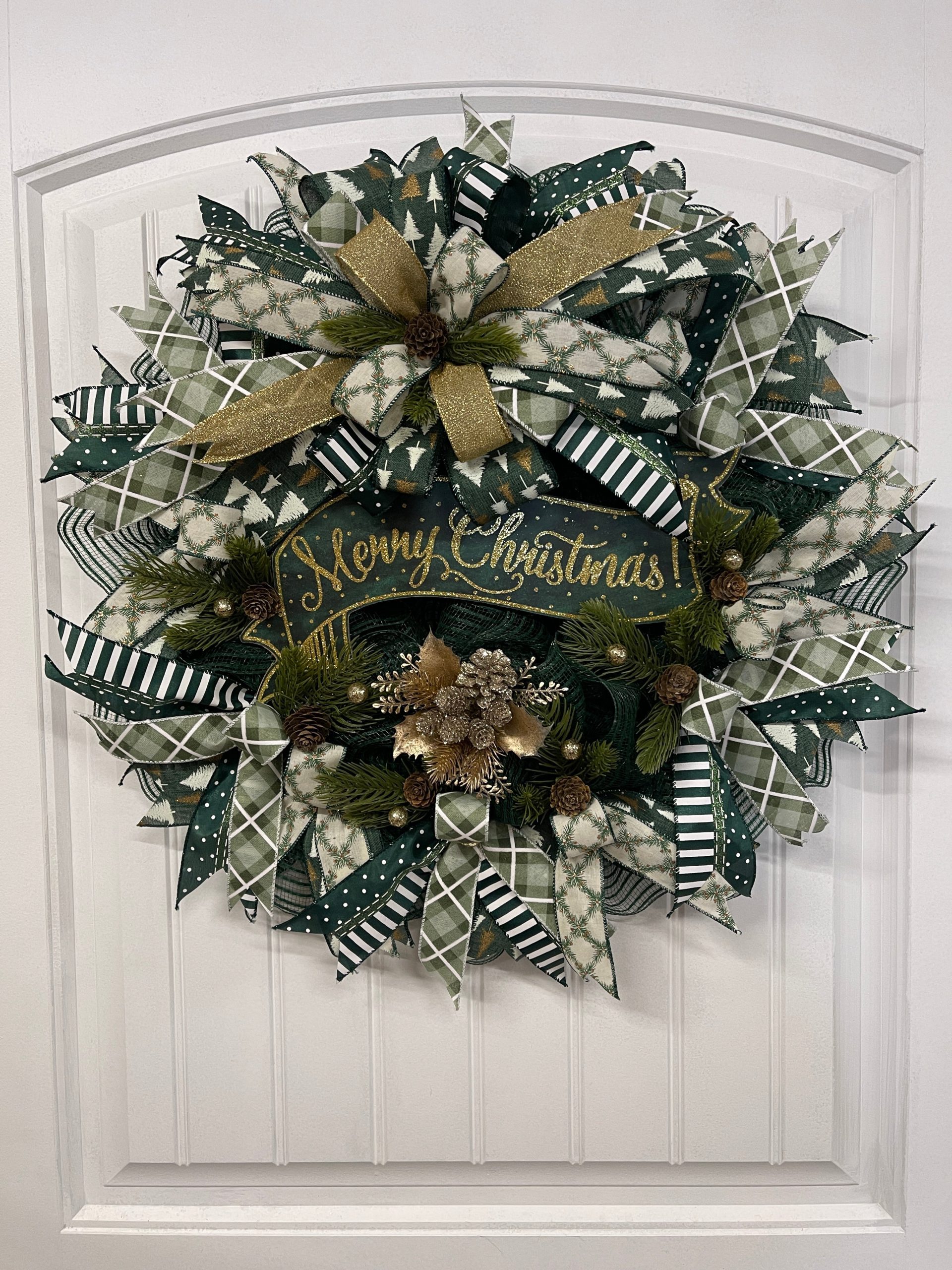 Detailed Christmas Wreath with Mesh Ribbon and 'Merry Christmas' Banner Detailed Christmas Wreath with Mesh Ribbon and 'Merry Christmas' Banner — Christmas Front Door Decor