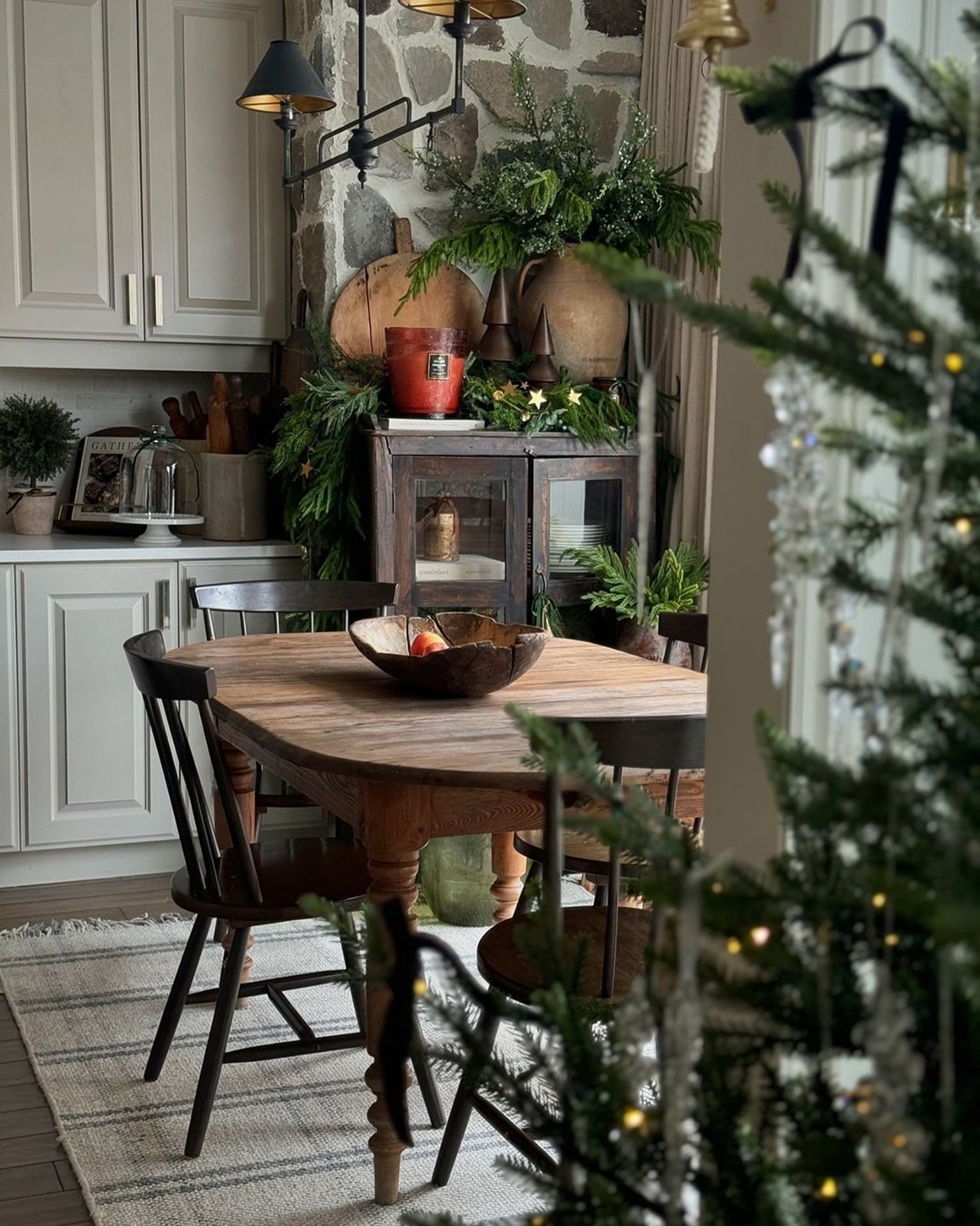 Farmhouse Dining Room with Stone Fireplace and Greenery Garland Farmhouse Dining Room with Stone Fireplace and Greenery Garland — Farmhouse Christmas Decor