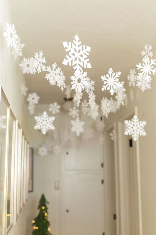 Minimalist Snowflake Garland in Hallway — Christmas Apartment Decor