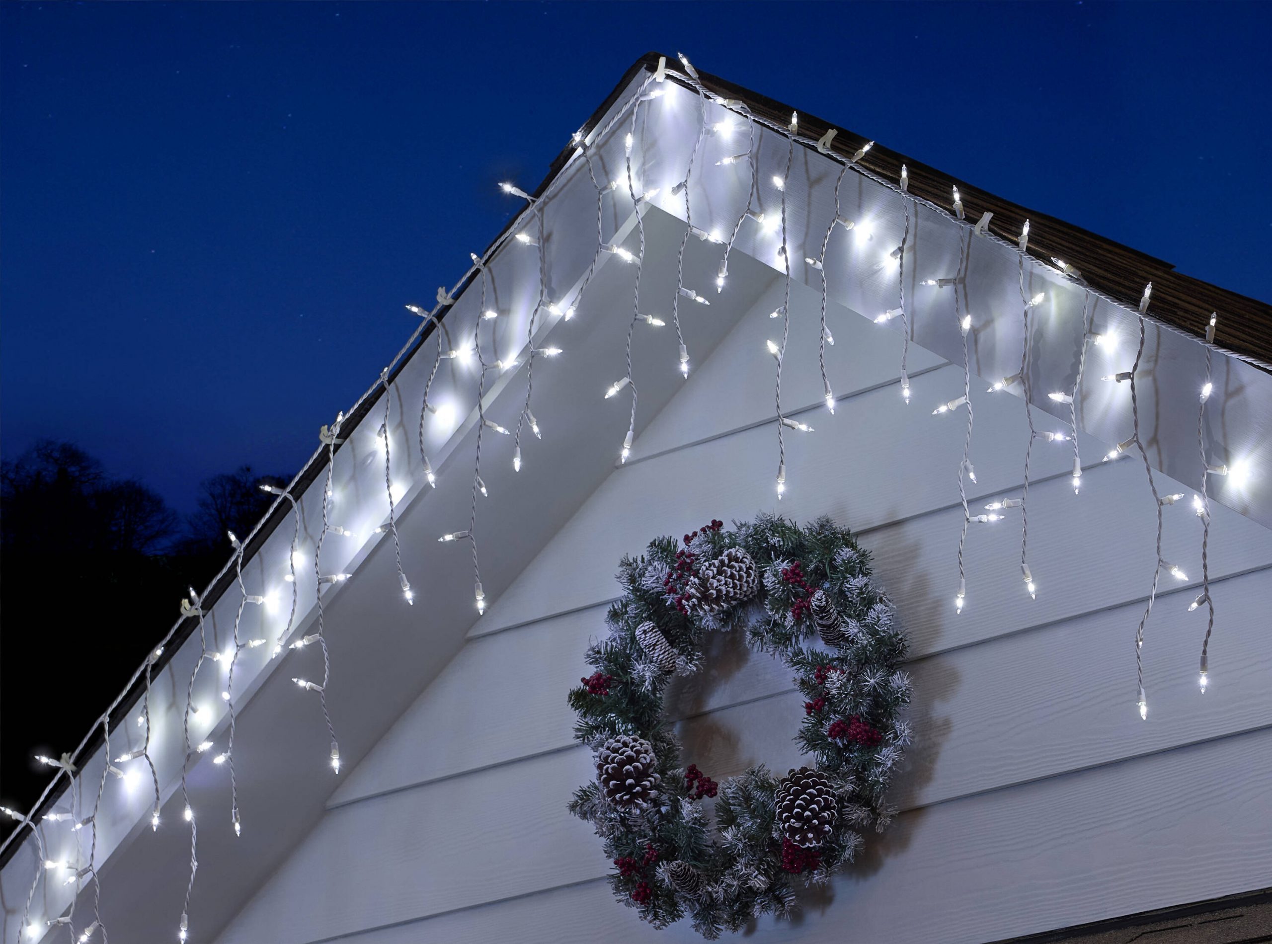 Icicle Lights on Roofline with Festive Wreath — Icicle Christmas Lights