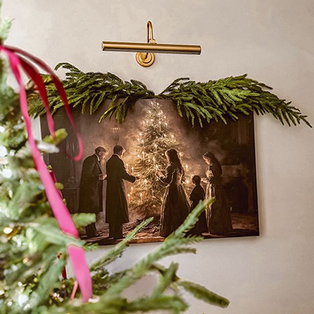 Traditional Christmas Scene Artwork with Garland — Christmas Wall Decor