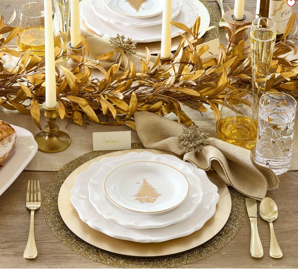 Luxurious Gold Foliage Christmas Table Runner Luxurious Gold Foliage Christmas Table Runner — Elegant Christmas Decor