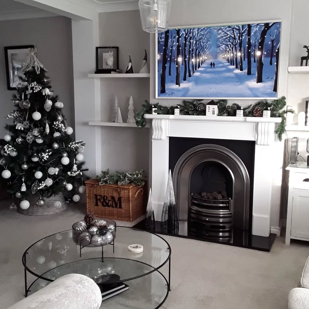 Daylight Ambient Room Light Modern Living Room with White and Silver Christmas Tree and Fireplace — Modern Christmas Decor
