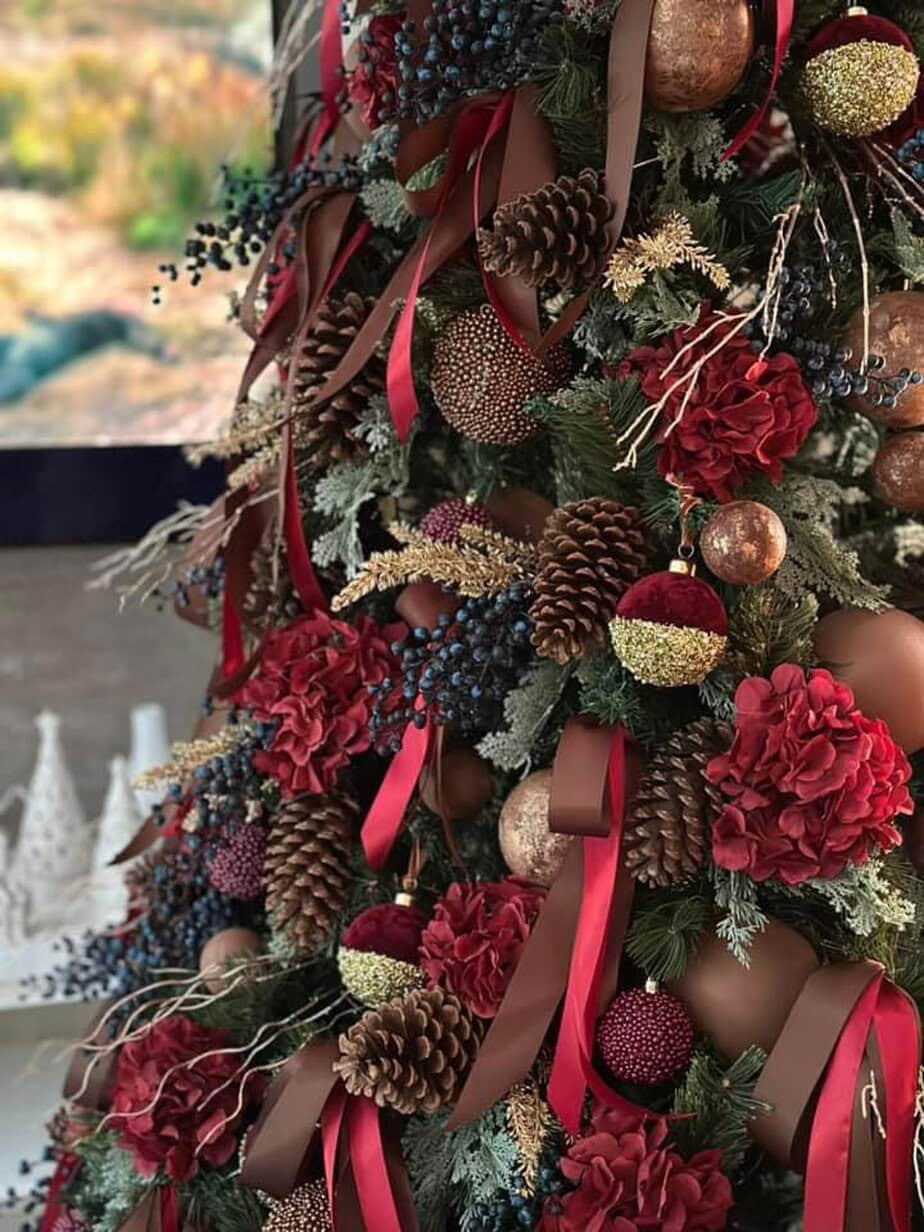 Rustic Natural Decorations with Pine Cones and Red Florals Rustic Natural Decorations with Pine Cones and Red Florals — Christmas Tree Themes