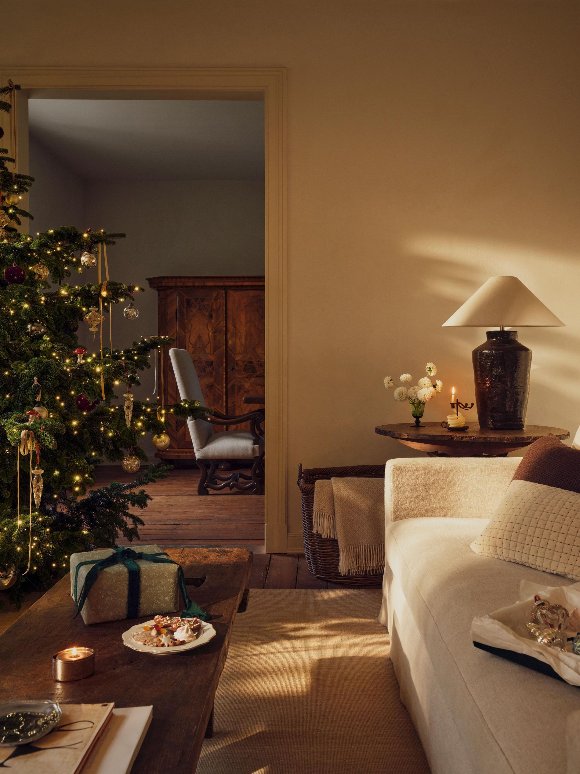Cozy Rustic Living Room with a Warmly Lit Christmas Tree and Coffee Table Vignette — Christmas Living Room Decor