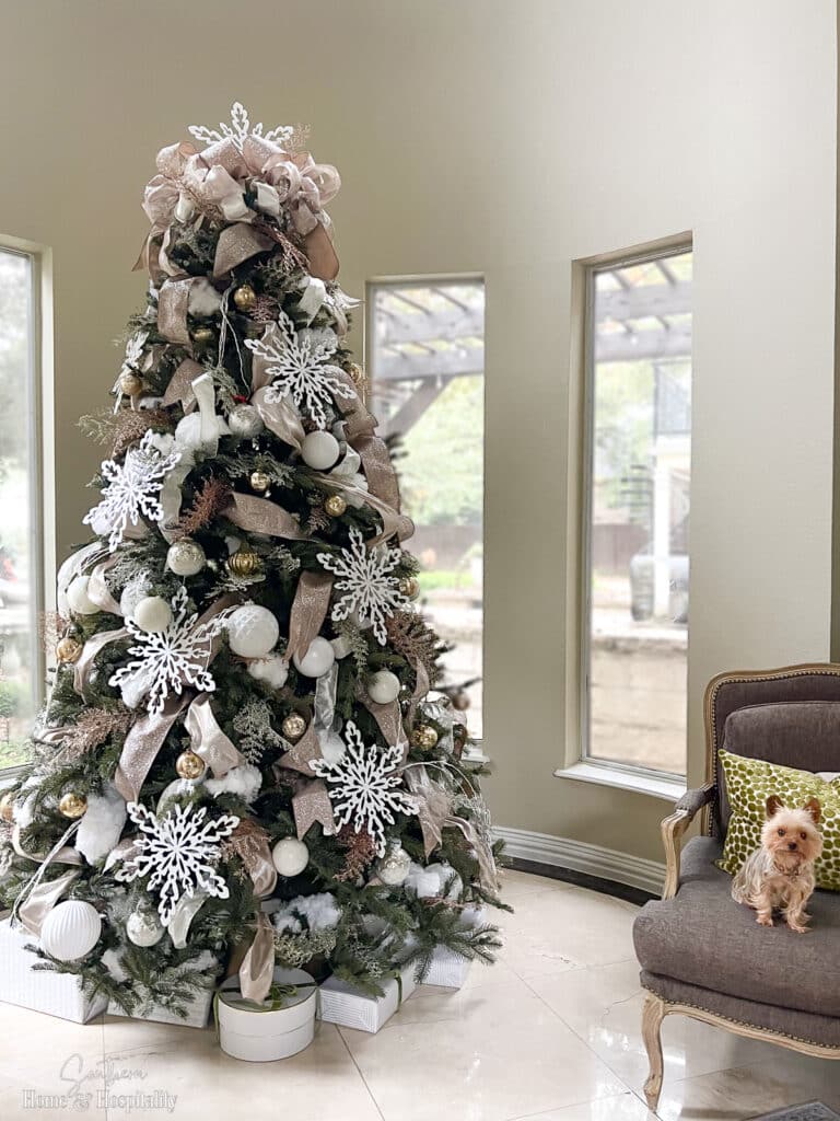 Elegant White and Gold Christmas Tree + Holiday Décor Ideas