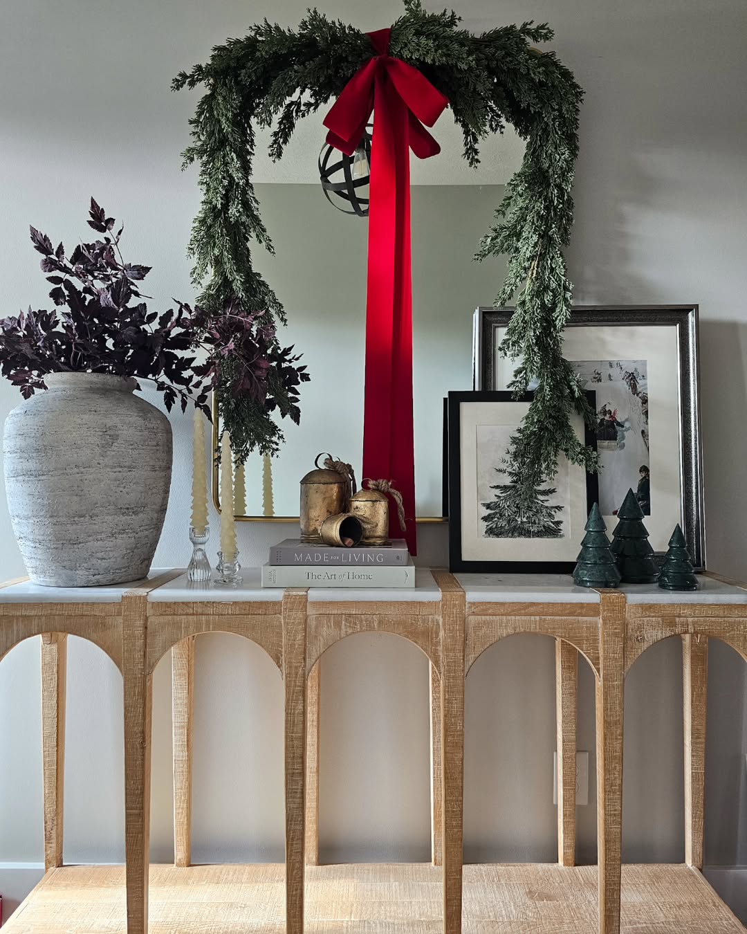 Console Table Christmas Vignette with Garland Arch Console Table Christmas Vignette with Garland Arch — Christmas Entryway Decor