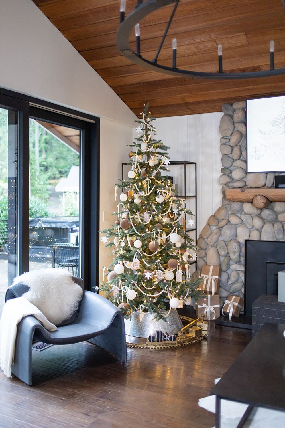 Modern Rustic Christmas Tree with Natural Ornaments Modern Rustic Christmas Tree with Natural Ornaments — Elegant Christmas Decor