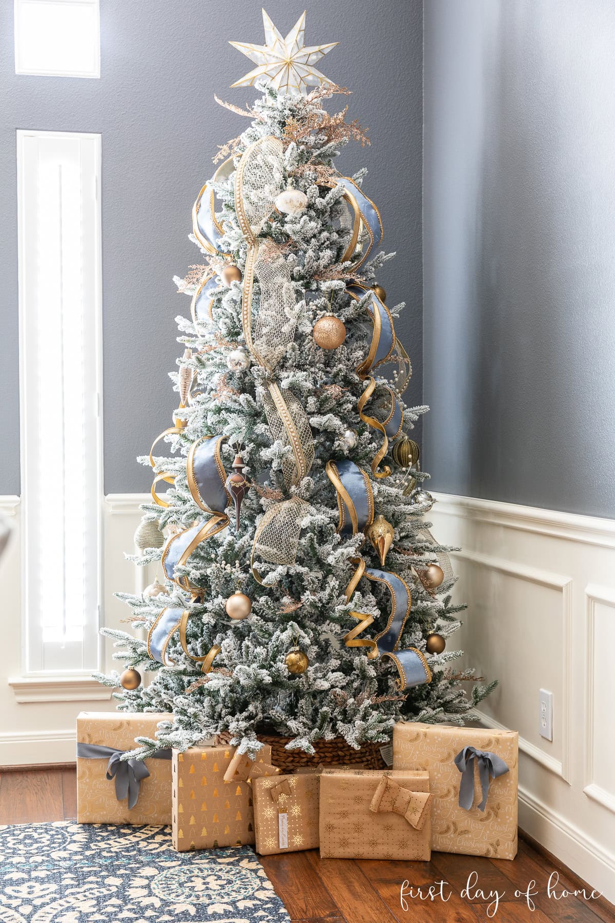 Elegant Star Topper with Contrasting Blue Ribbon — Christmas Tree Topper