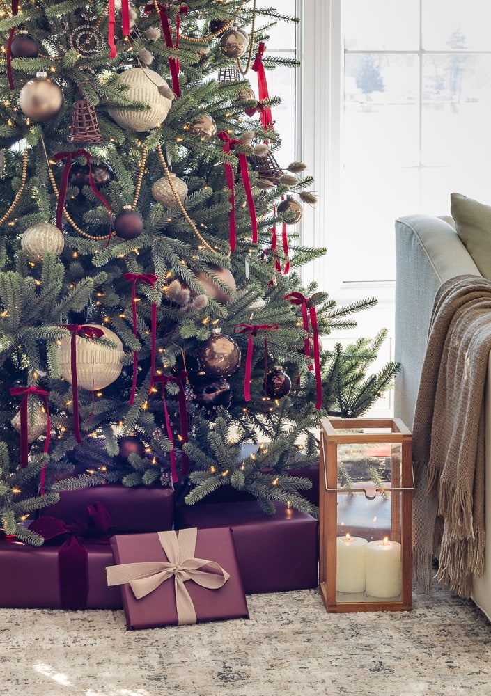Corner Christmas Tree with Burgundy Ribbons and Gold Ornaments Corner Christmas Tree with Burgundy Ribbons and Gold Ornaments — Burgundy Christmas Decor