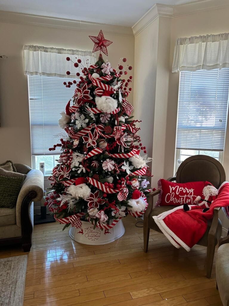 Traditional Christmas Tree with Abundant Red and White Ribbon and Faux Snow Traditional Christmas Tree with Abundant Red and White Ribbon and Faux Snow — Red and White Christmas Tree