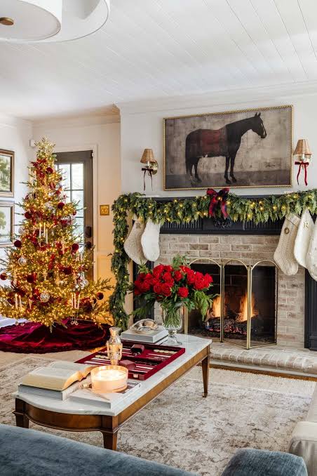 Traditional Living Room with Gold Christmas Tree and Garland Fireplace Traditional Living Room with Gold Christmas Tree and Garland Fireplace — Christmas Decor