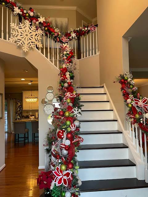 Maximalist Garland with Large Red Flowers, Ornaments, and Snowflakes Maximalist Garland with Large Red Flowers, Ornaments, and Snowflakes — Christmas Staircase Decor