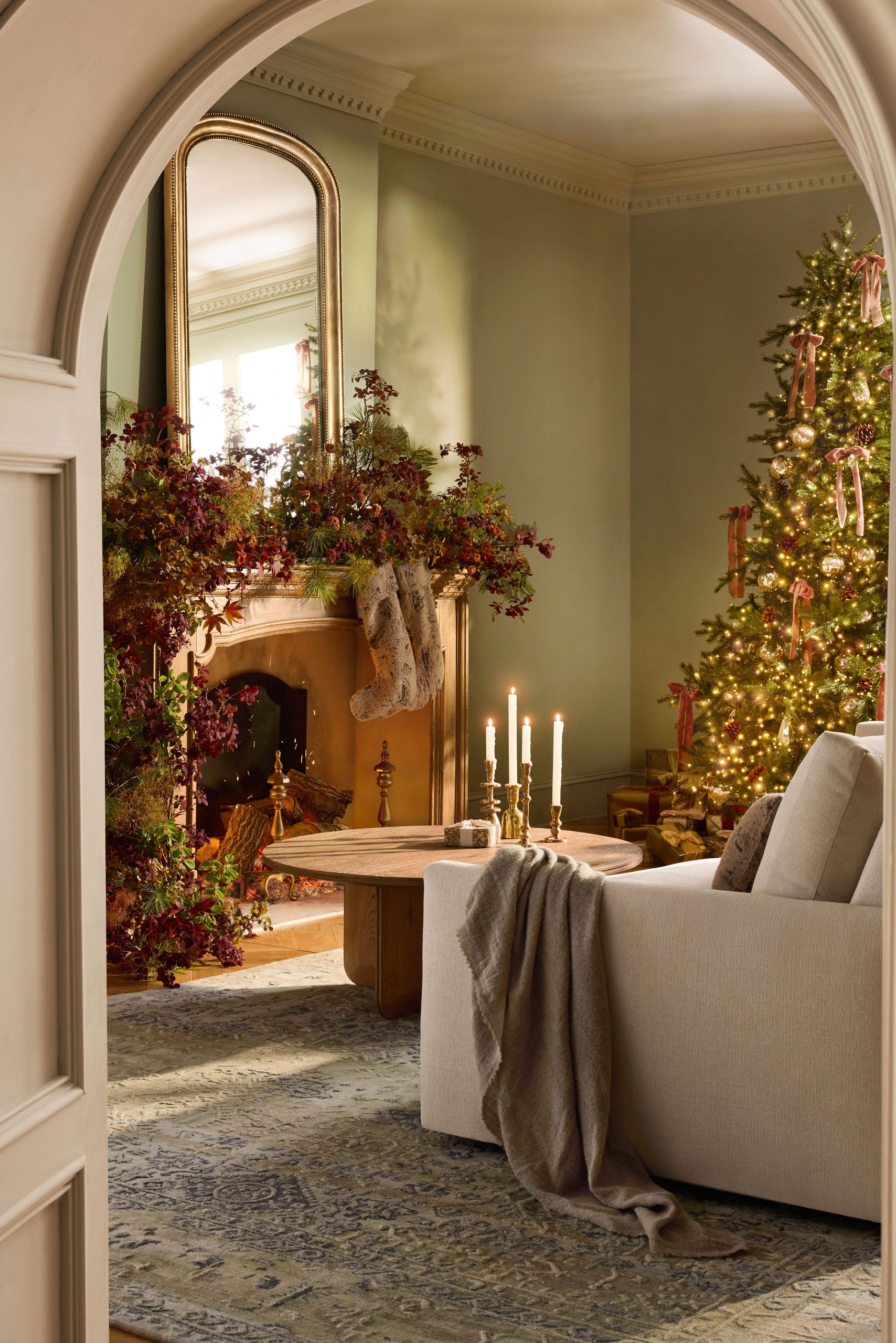 Modern Living Room with Floral Garland and Christmas Tree — Cozy Christmas Decor