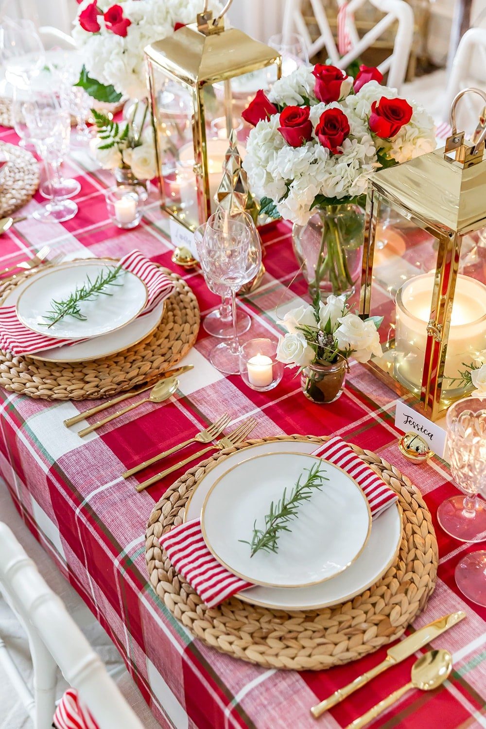 Traditional Christmas Table with Gold Lanterns and Red Roses — Christmas Table Setting