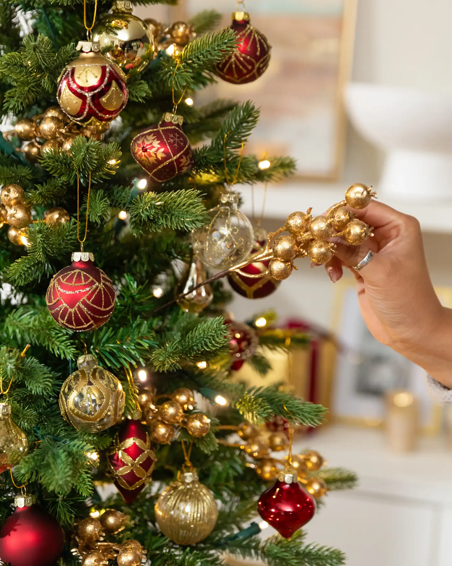 Elegant Close-Up of Red and Gold Ornaments — Red and Gold Christmas Tree