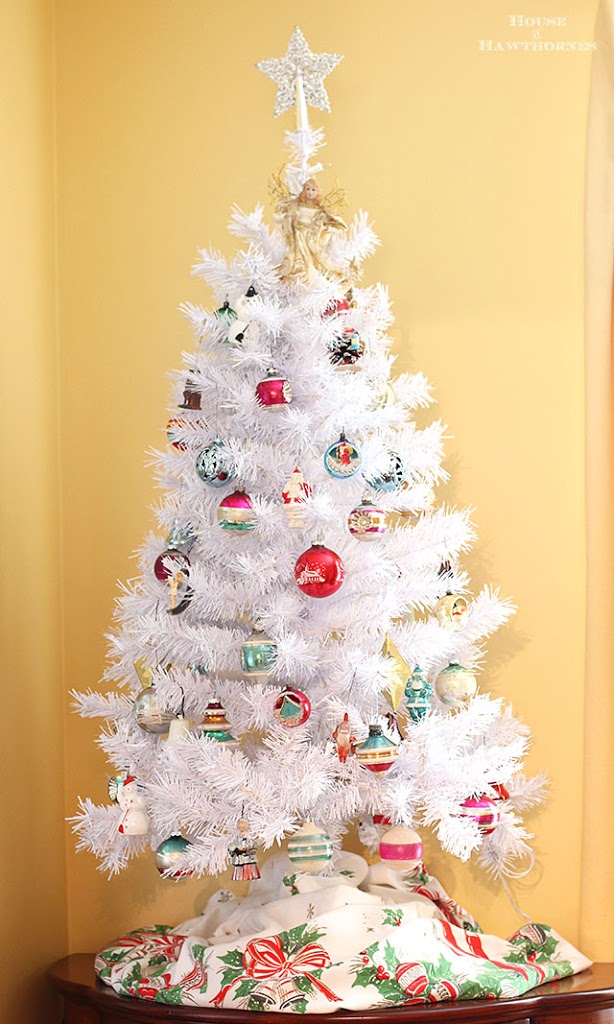 Minimalist Living Room Featuring a Stark All-White Christmas Tree Minimalist Living Room Featuring a Stark All-White Christmas Tree — White Christmas Tree Decor
