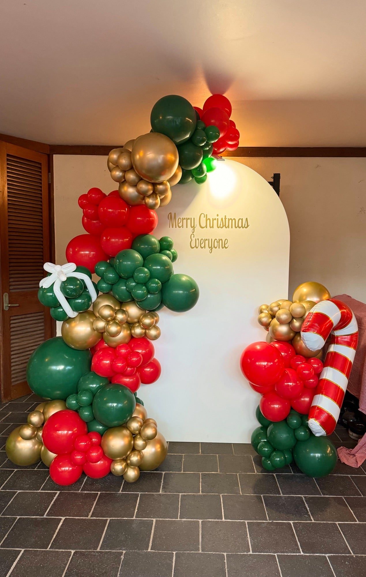 Modern Arched Backdrop with Gold Lettering and Balloon Garland Modern Arched Backdrop with Gold Lettering and Balloon Garland — Christmas Party Backdrop