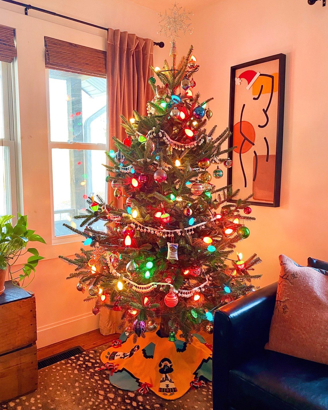 Multicolor Vintage Ornaments on a Fully Decorated Christmas Tree — Vintage Christmas Decor