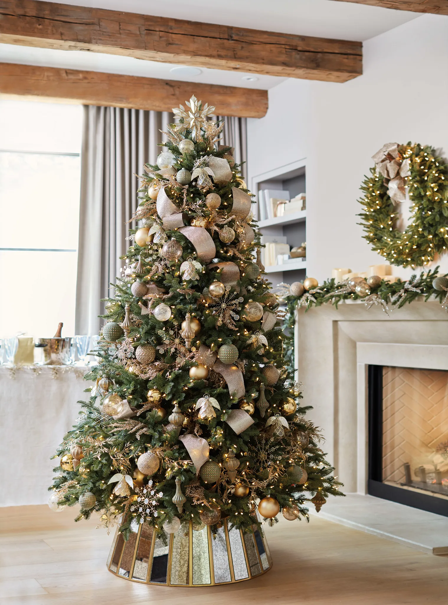 Glamorous Gold and Champagne Christmas Tree Glamorous Gold and Champagne Christmas Tree — Christmas Tree Color Schemes