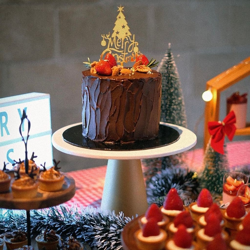 Modern Festive Chocolate Cake with Christmas Topper Modern Festive Chocolate Cake with Christmas Topper — Christmas Dessert Table