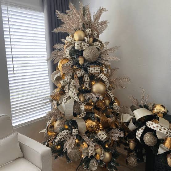 Abundant Gold and Cream Ribbons for a Luxurious Tree Abundant Gold and Cream Ribbons for a Luxurious Tree — Christmas Tree Ribbon